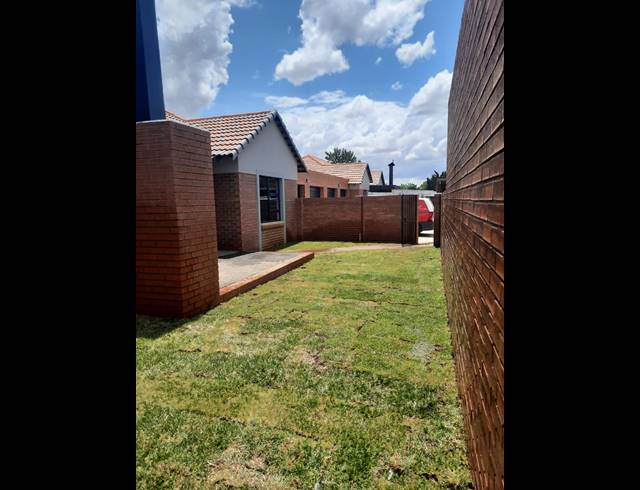 3 BEDROOM TOWNHOUSE TO LET IN LANGENHOVENPARK